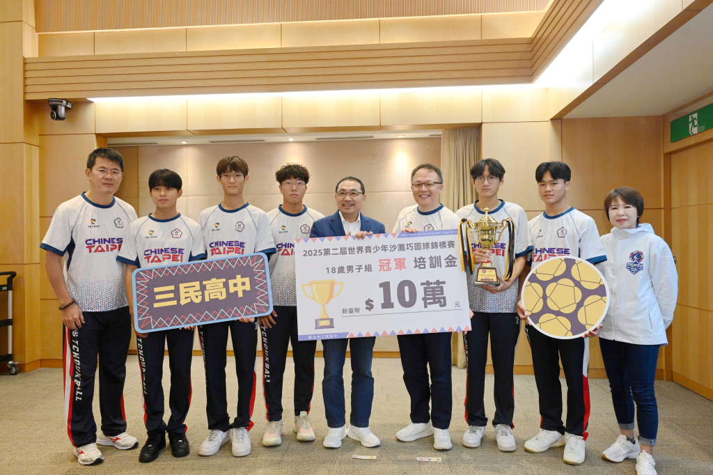 市府頒發10萬元獎勵金(新北市府體育局提供)
