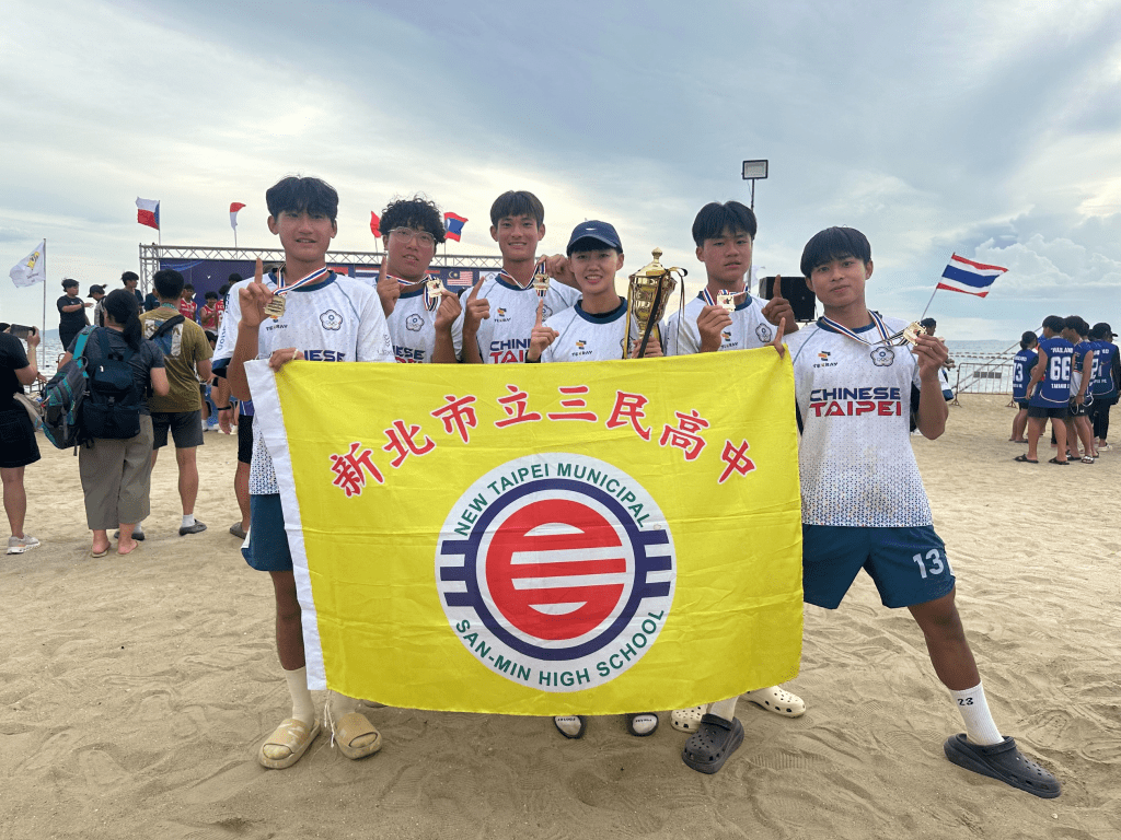 三民高中勇奪2025世界青少年沙灘巧固球錦標賽冠軍，侯友宜市長於市政會議上，頒發10萬元獎勵金,為選手們喝采