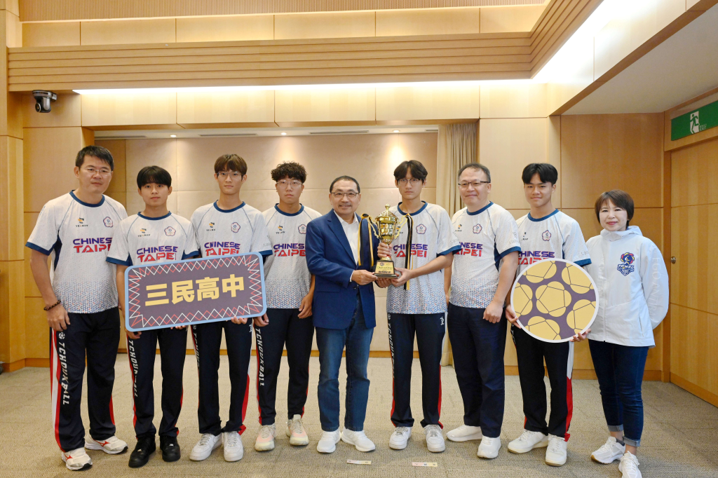 隊長陳柏煜代表全隊獻上冠軍獎盃，將這榮耀與所有市民分享 (新北市府體育局提供)