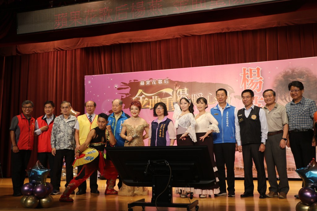 新北「金曲重陽暖心唱」活動,與會人員大合照 (社會局提供)