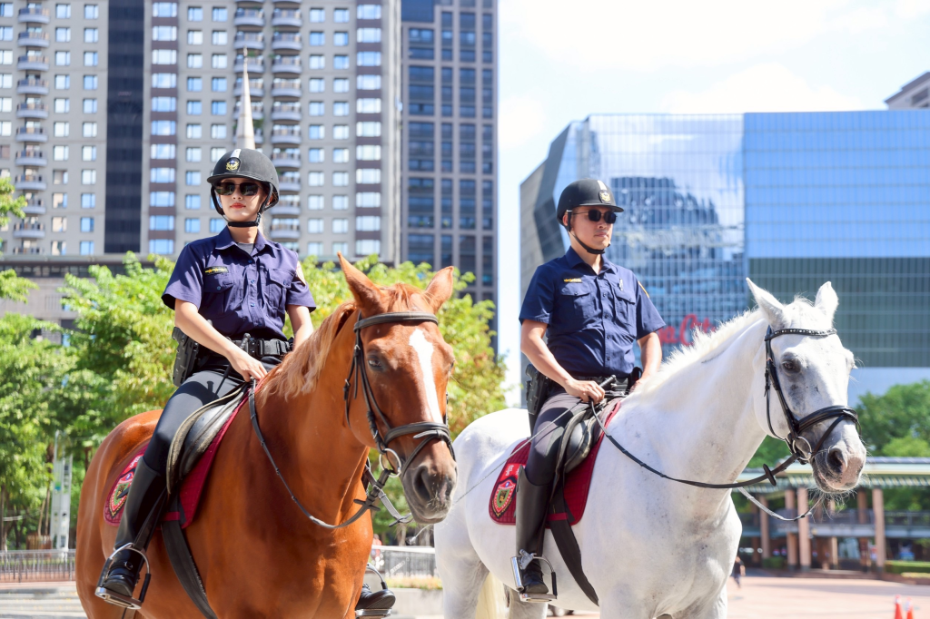 新北市政府警察局騎警隊，特別精選8匹駿馬與18位騎警同仁，擔任遊行「英雄車隊」前導任務(新北市政府提供)