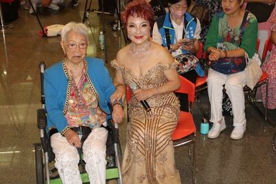 楊燕攜105歲母親到場聆聽(社會局提供)