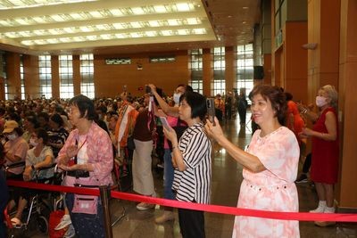 現場觀眾爆滿,許多粉絲拿手機錄影