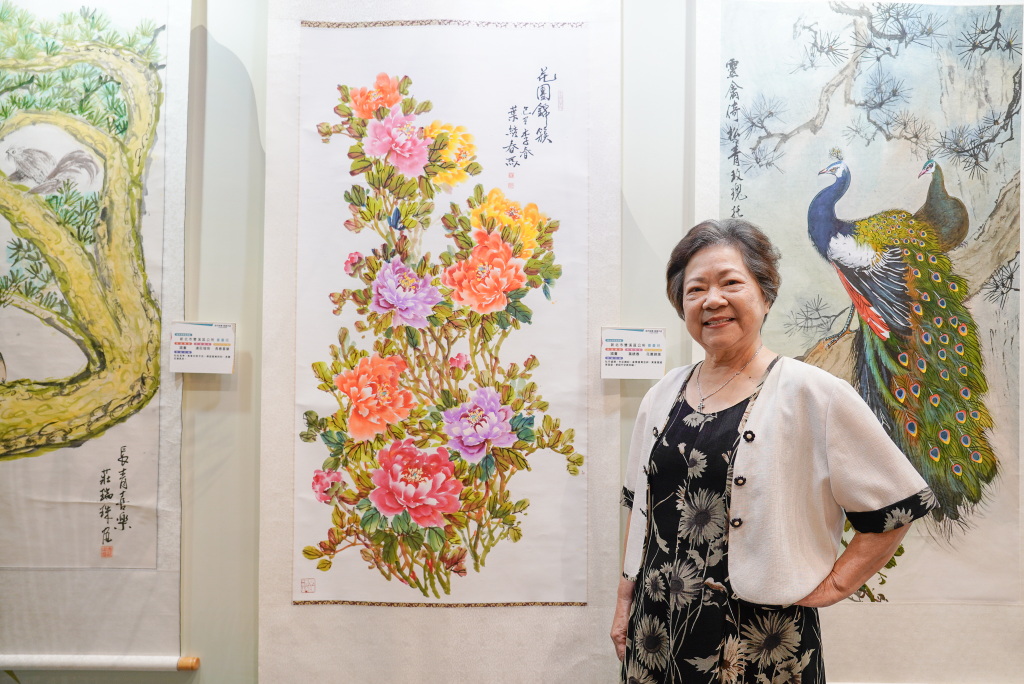 現年82歲的葉綉春女士，參加松年大學達15年，因喜愛牡丹花，創作出無數幅牡丹盛開畫作 （圖：新北市政府）