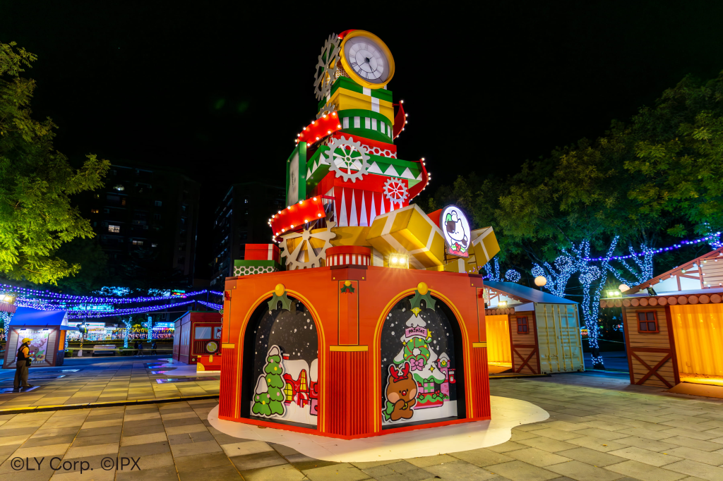 「魔幻時鐘塔」矗立在站前廣場中間，成為最吸睛的焦點裝置。(新北觀旅局提供)