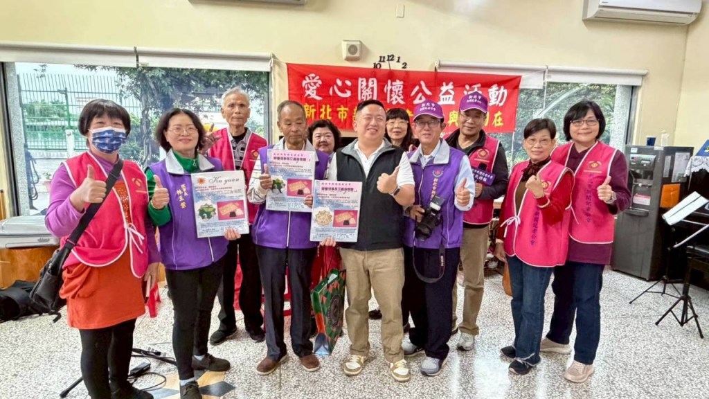 榮譽理事長江義雄贈送三組甲殼素遠紅外線床墊組、給需要的長者(攝影：劉炳楨)