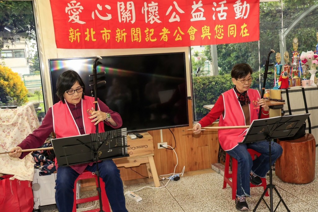 王秀雲、黃秀娟二胡表演(攝影：劉炳楨)