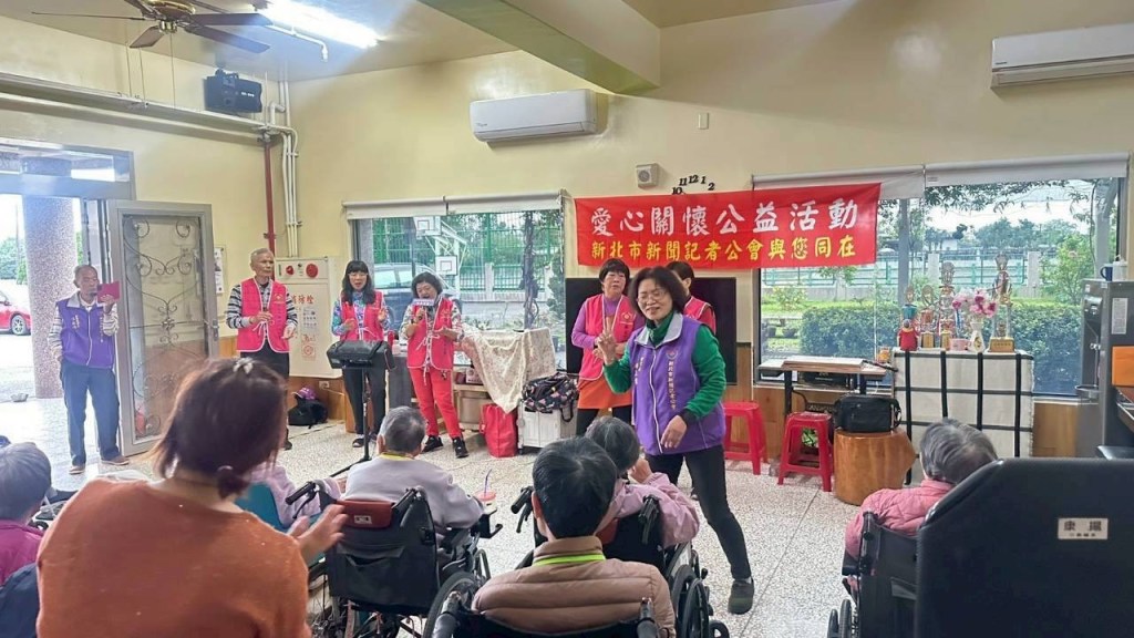 理事長林玉葉帶領愛心團隊成員前往祥雲長照中心(攝影：劉炳楨)