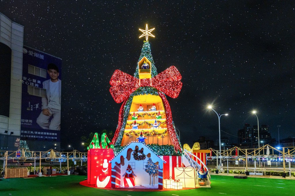 捷運環狀線板橋站南廣場「耶誕精靈馬戲派對」華麗的動態燈光與裝置變化完美結合，絕對值得駐足欣賞。 (新北觀旅局提供)