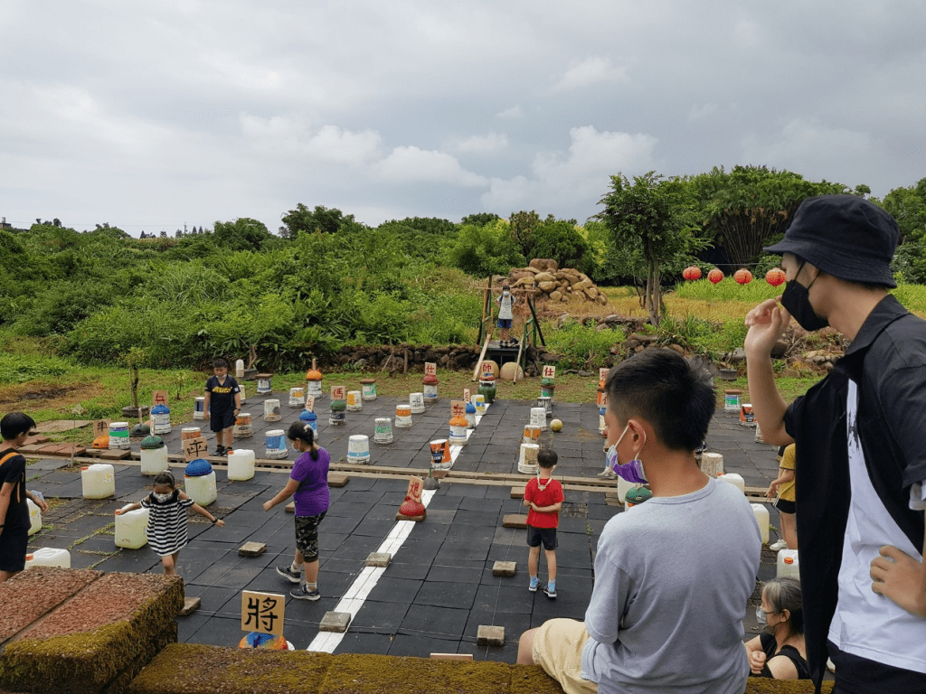 三芝福成社區將稻田改設成兵棋推演場，作為兒少遊戲兼棋盤式管理試驗用(新北市社會局提供)