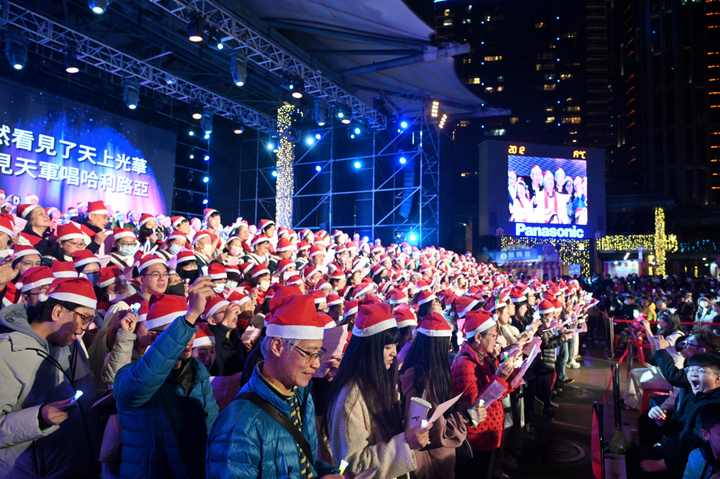 侯友宜率市府團隊傳唱聖誕詩歌，向民眾傳遞愛與祝福(新北新聞局提供)