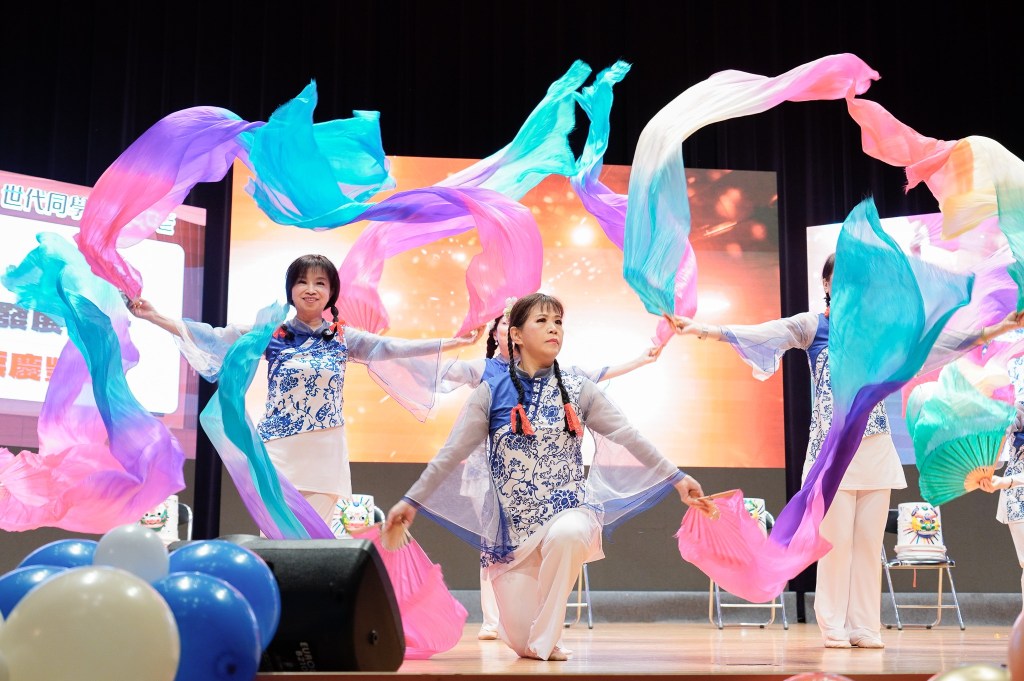 新北松年大學動態成果展，學員各個拿出學習到的才藝本領，自信登台表演(新北社會局提供)