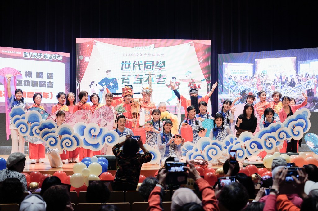 板橋三民社區發展協會結合多元中華傳統文化，帶來喜氣洋洋的「桃花過渡慶豐年」精彩演出，為動態成果展增添歡樂氣氛(新北社會局提供)