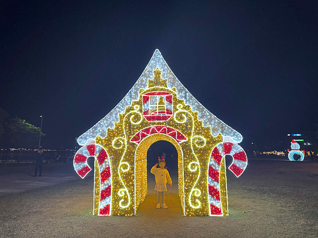 繽紛薑餅屋光雕點亮夜色,營造童話般的聖誕節慶(新北高灘地工程管理處提供)