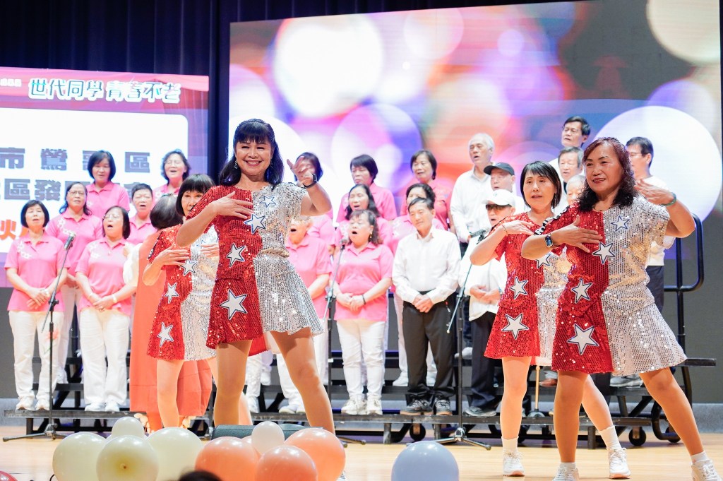 鶯歌區永吉社區發展協會帶來合唱及舞蹈成果演出 (新北社會局提供)