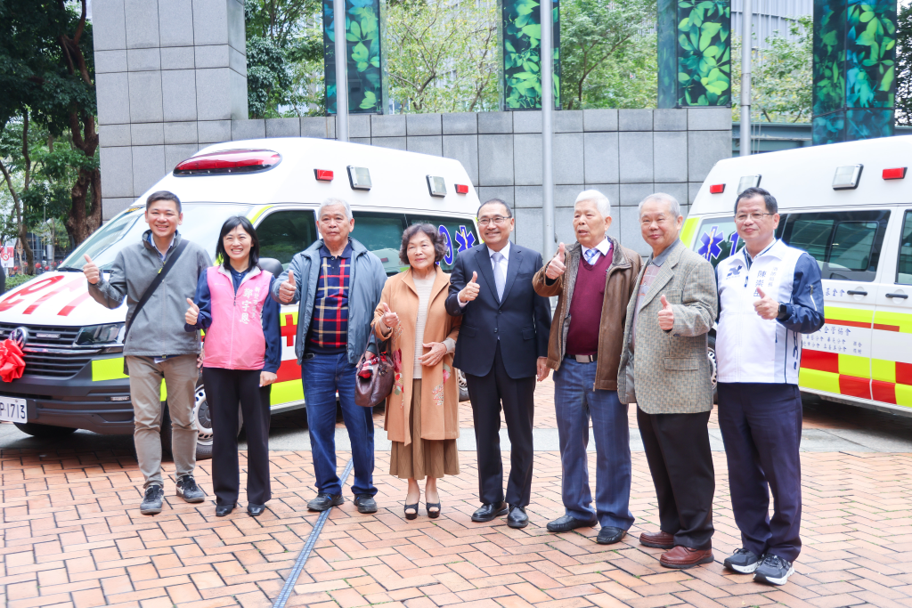 侯友宜代表受贈「世界華人工商婦女企管協會」及「優寶營造有限公司」捐贈的2輛高頂救護車  (新北新聞局提供)