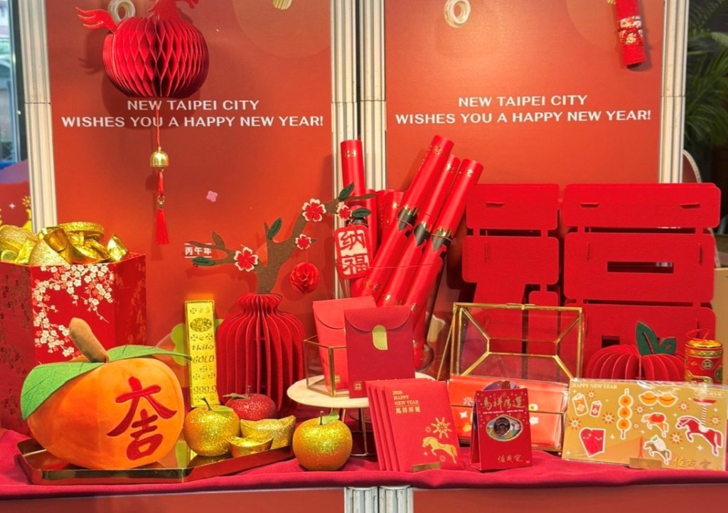 即日起，週一至週五上班時間，在市府1樓西側服務台及新北市29個區公所開放民眾索取春聯(胡貴芬攝)