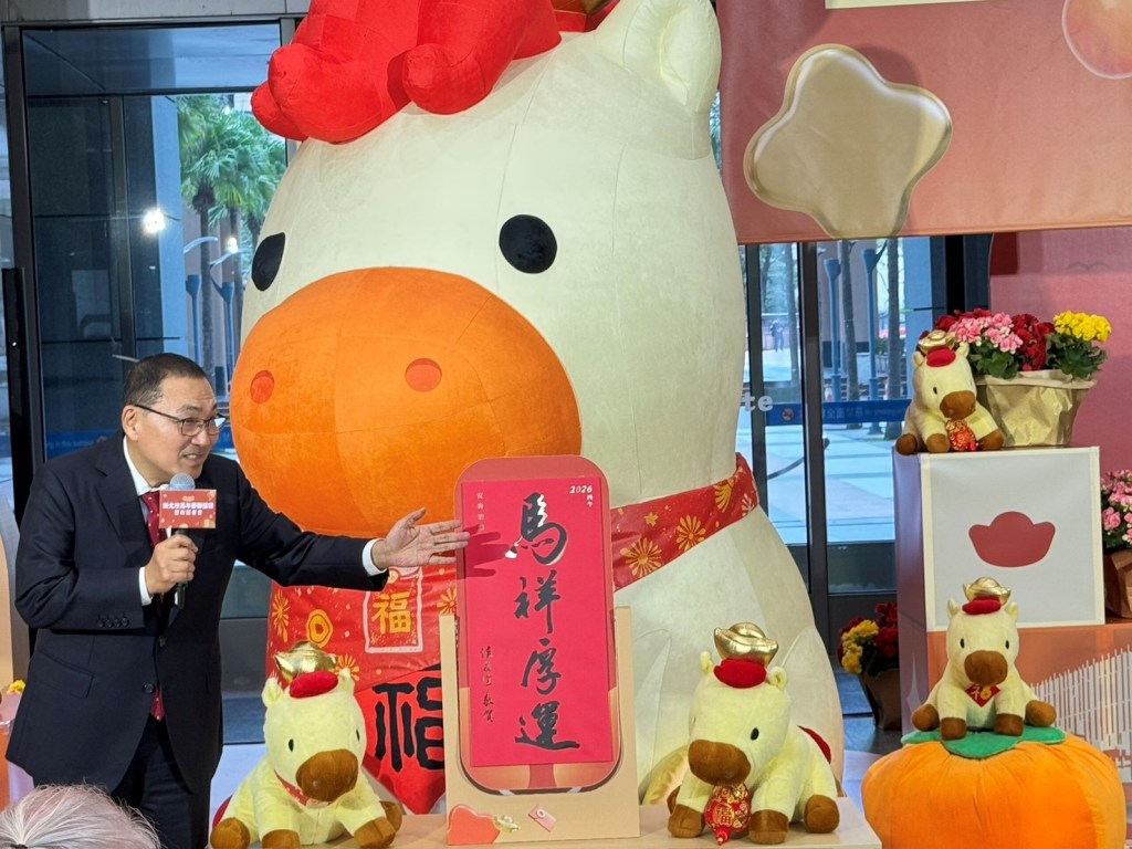 市府大廳規劃馬年主題布置，特別打造高達3公尺的「巨型絨毛元寶馬」(胡貴芬攝)