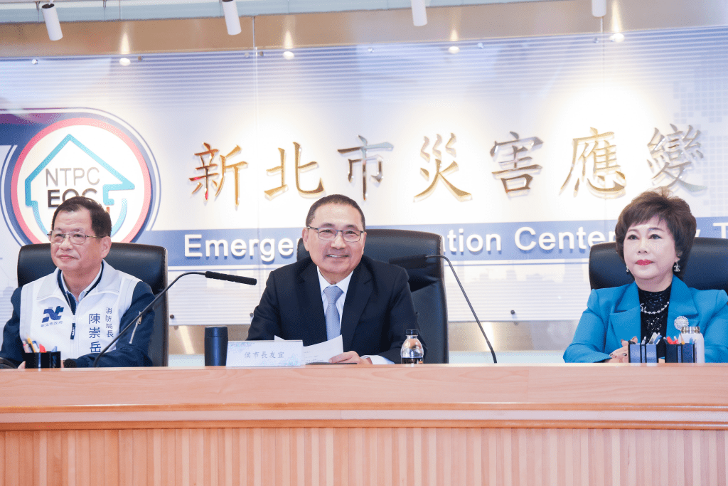 代表受贈2輛高頂救護車 侯友宜市長感謝團體企業共同提升新北救護量能