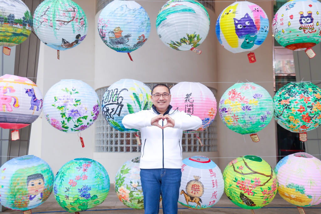 ▲ 新北市長侯友宜大讚馬匹作品充滿活力栩栩如生,象徵著新莊建設蓬勃發展,(新北新聞局提供)