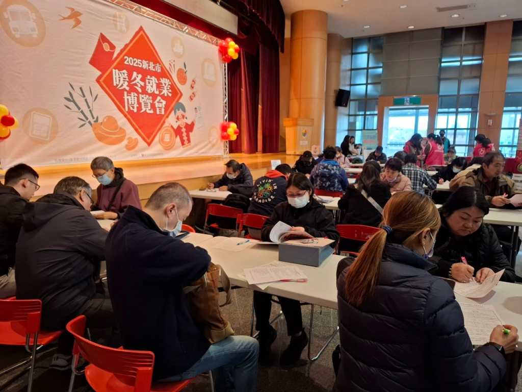 民眾踴躍參與就博會(新北市就業服務處提供)