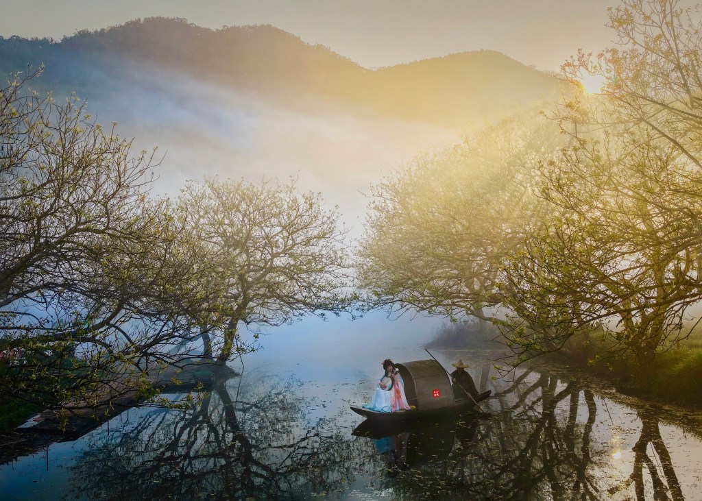 南投的「小江南」美景主要指魚池鄉的頭社水庫生態旅遊區(頭社活盆地)周邊,以水社柳、絲柳植被及清幽水景營造出類似江南煙雨的詩意氛圍,被譽為攝影熱門秘境。