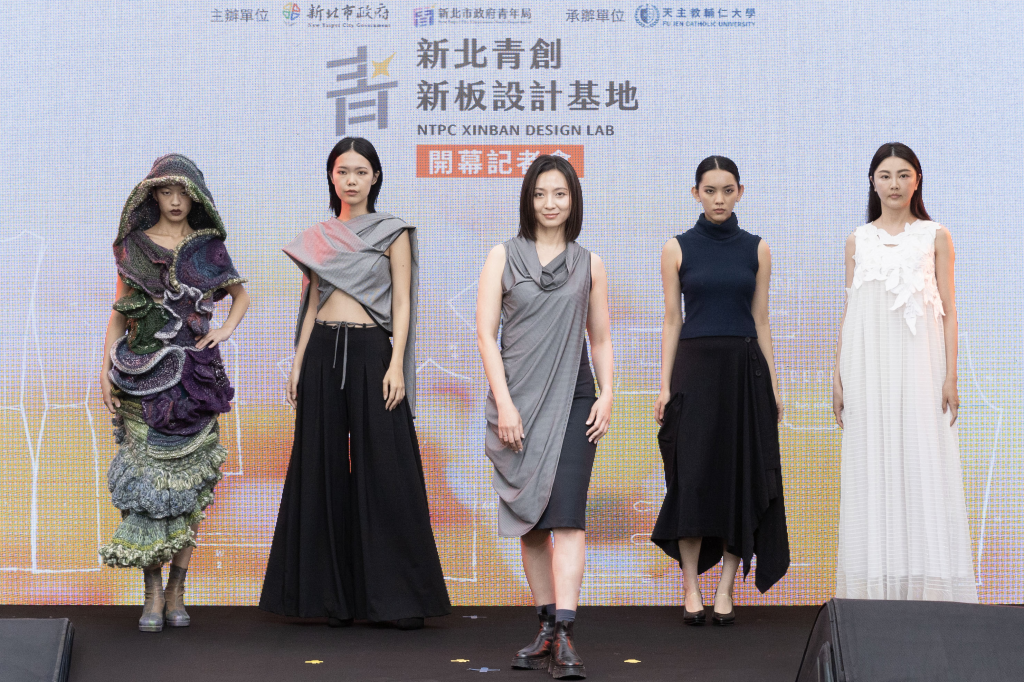 今日開幕秀由青年局長邱兆梅(圖中)與4位模特兒共同演繹永續材料的服裝設計。 (胡貴芬攝)