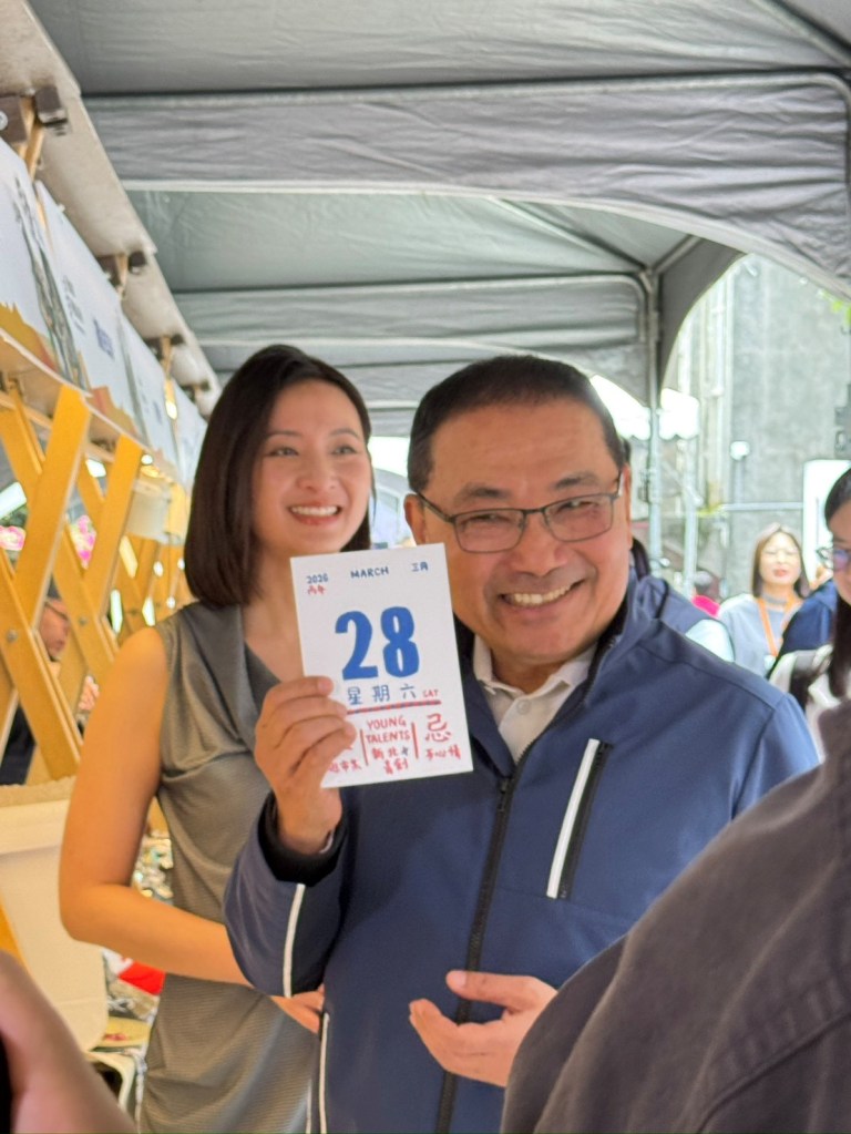 侯友宜市長在創意市集攤位與青年創業團隊交流 (胡貴芬攝)