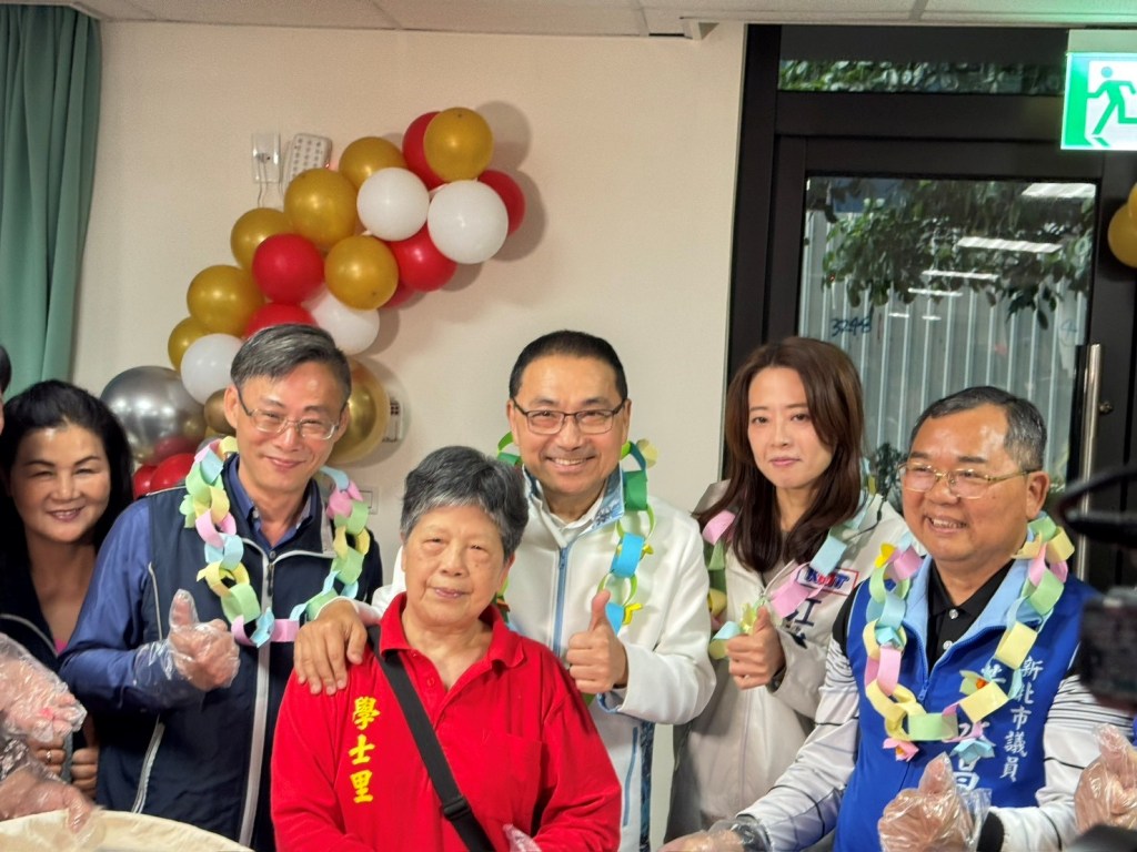 侯友宜市長與土城區區長及地方民意代表與長輩搓湯圓後合影 (胡貴芬攝)