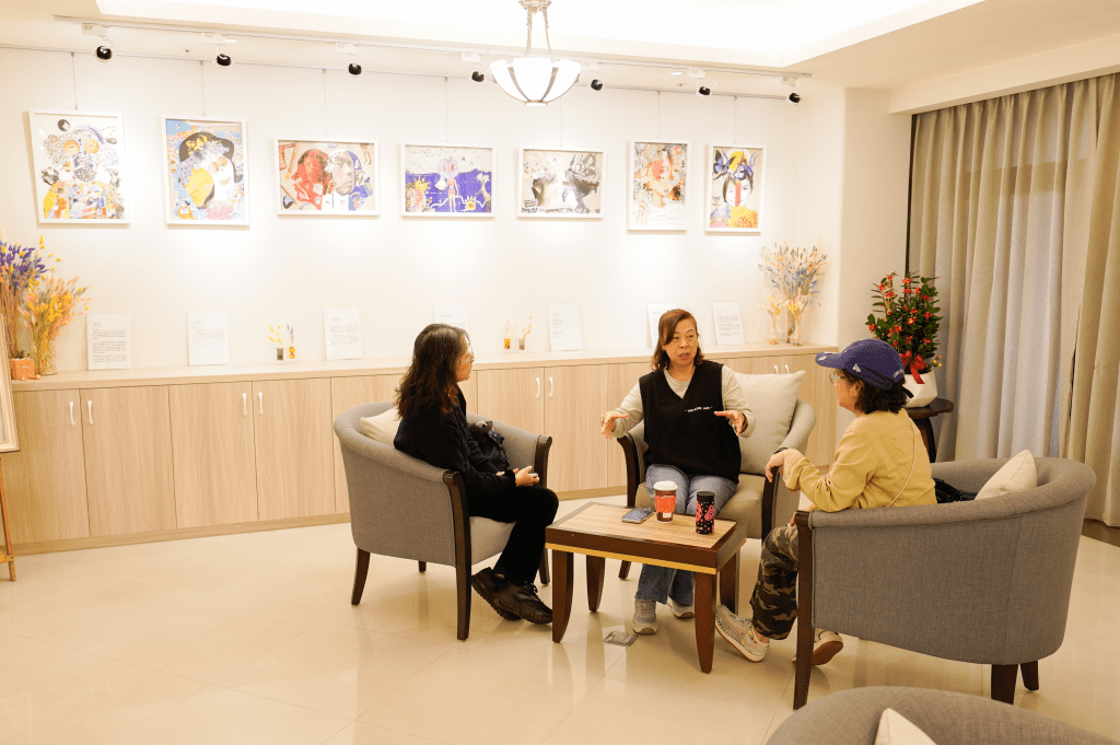 新北市婦女服務中心全新改造,規劃交流、閱覽、靜態藝術展區與餐飲吧台空間,打造明亮安心且兼具交流與療癒功能的公共空間。 (新北社會局提供)