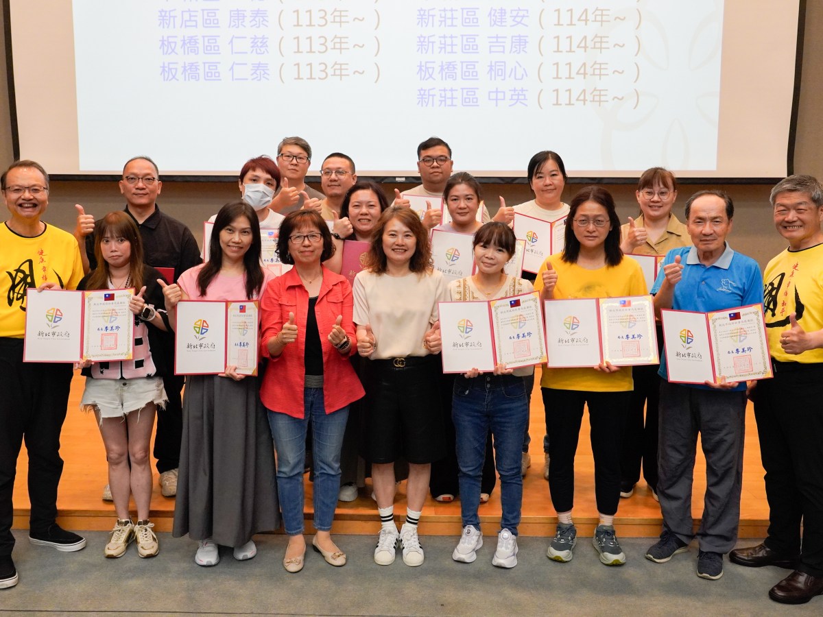 甩著甩著 坐輪椅的長者站起來了 新北社會局推平甩功活化機構長輩