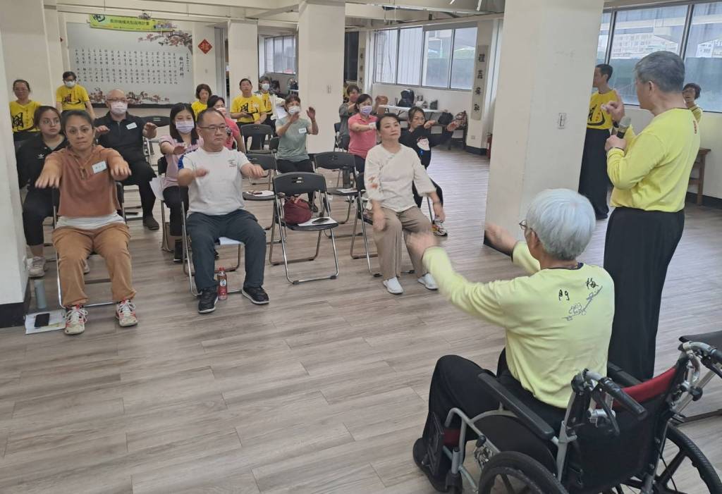 梅門師兄李志恆（右1）培訓長照機構負責人++示範教導如何讓坐輪椅者也可以運用上肢平甩++以改善身心健康