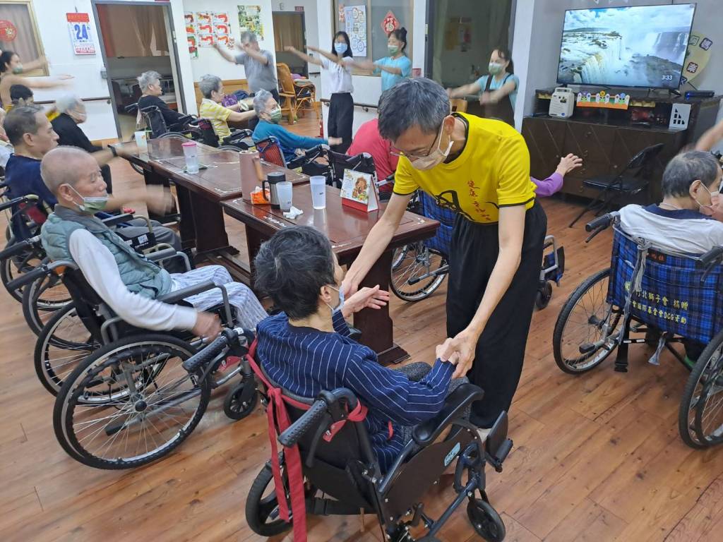 梅門進入長照機構帶領長者練習平甩功