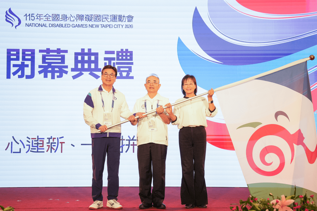 旗交接_左起新北市劉和然副市長、運動部呂忠仁參事、雲林縣謝淑亞副縣長 (新北體育局提供)