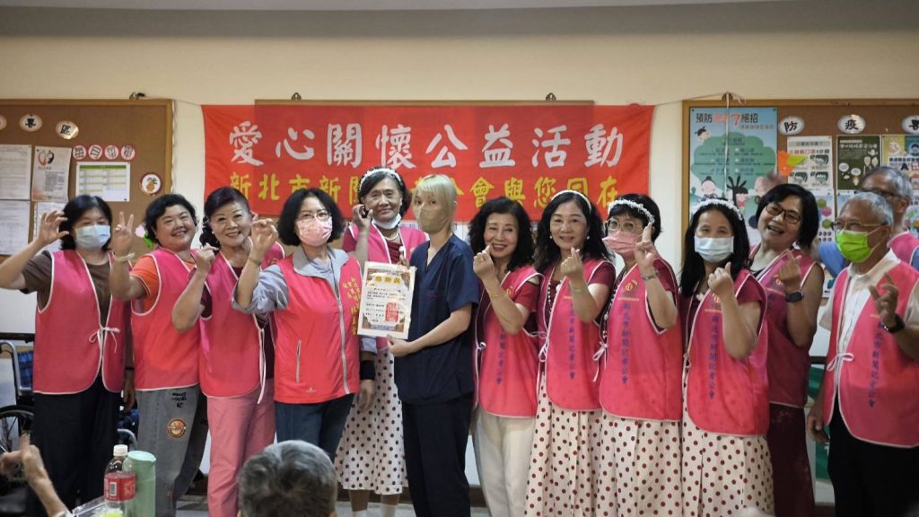 新北市新聞記者公會志工走進板橋祥安居長照中心關懷長者